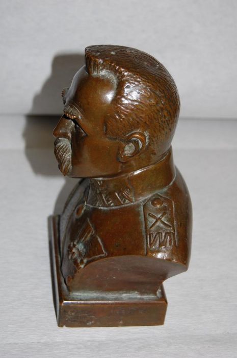 Popiersie Piłsudskiego , brąz , sygnowany , wys. ok. 20 cm.