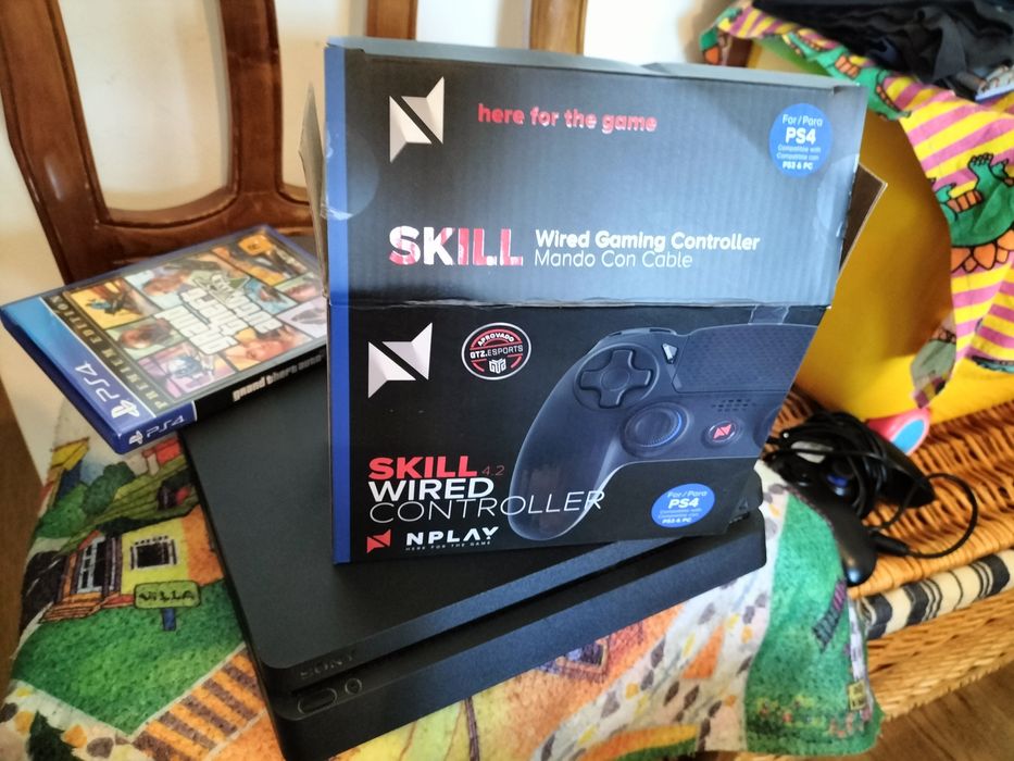 Ps4 com comando e 2 jogos