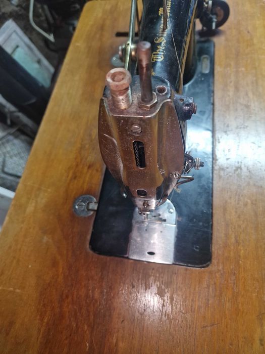 Máquina de costura Singer antiga com mesa