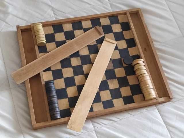 Tabuleiro de Damas Artesanal Antigo