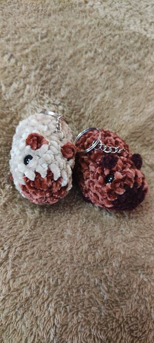 В'язані кабіпари брелки