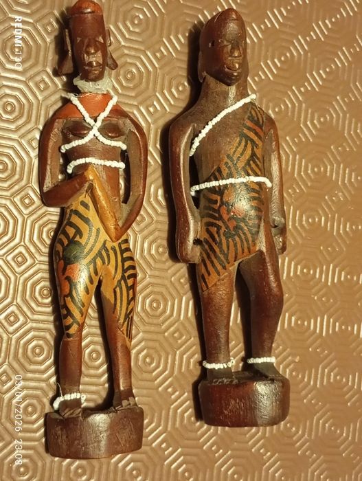 Estatuetas em madeira