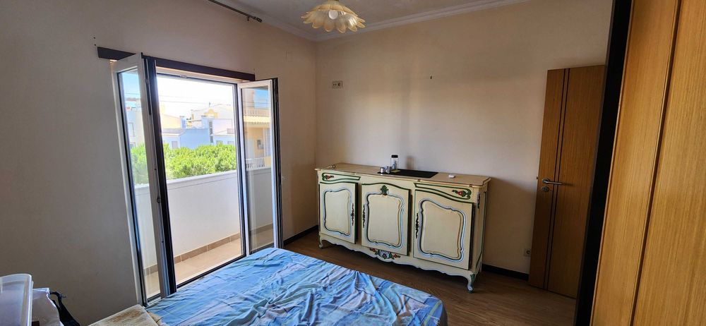 T3 último andar | 121 m² + quase 90 m² de espaços exteriores e anexos | Garagem dupla | Terraço privativo | Perto de Ferragudo