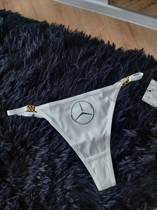 Białe Stringi z logo Mercedesa