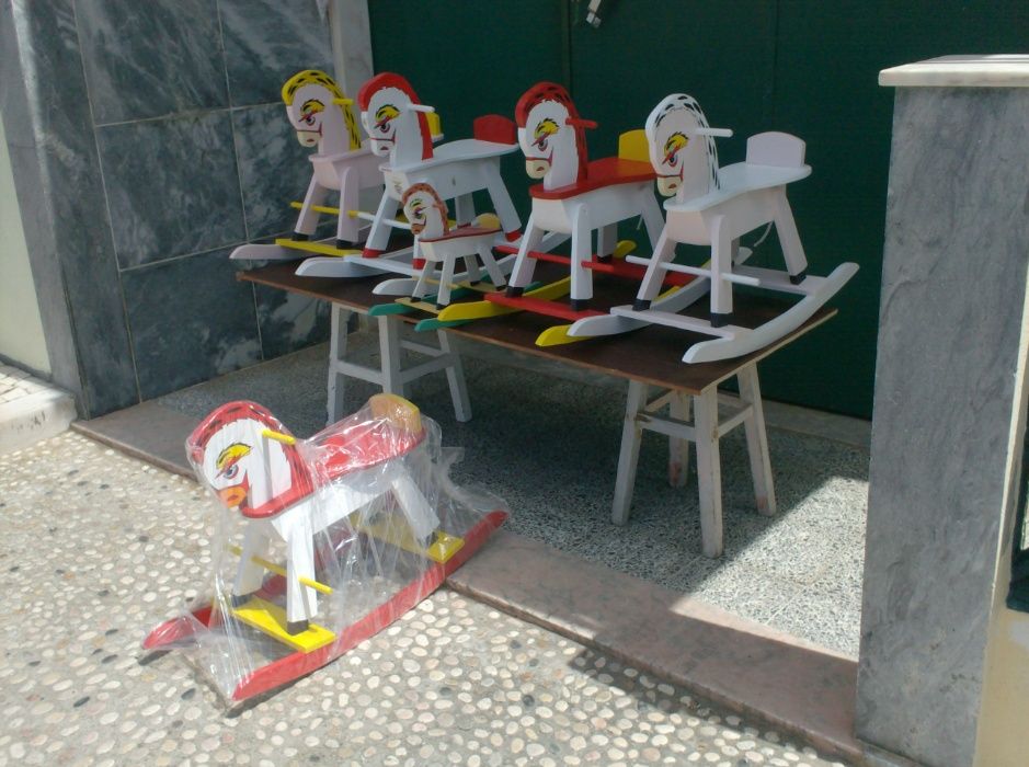 Cavalos de baloiço em madeira