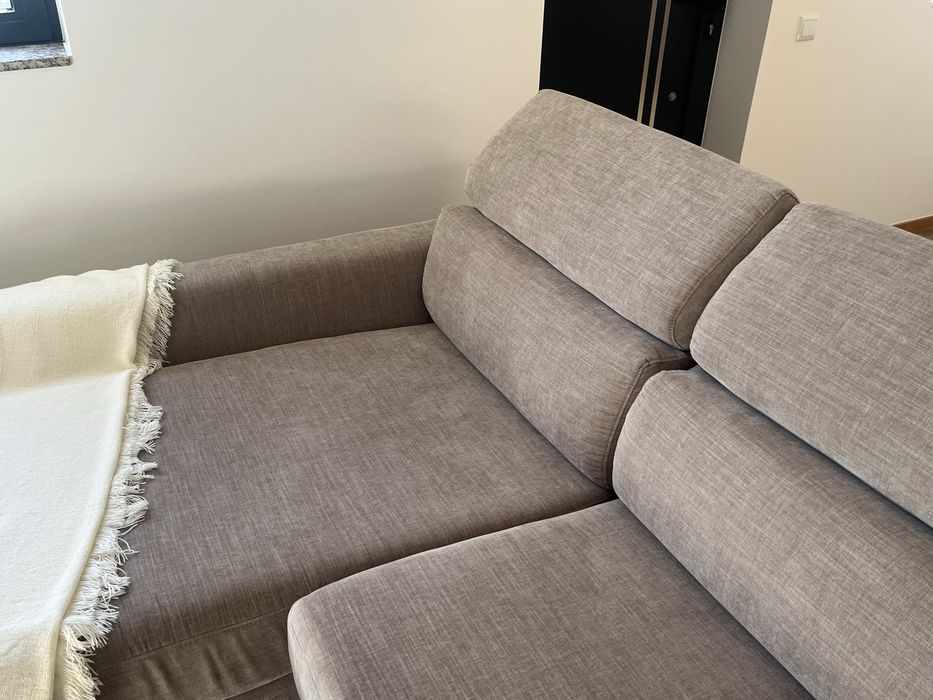 Sofá bege com detalhes em prata