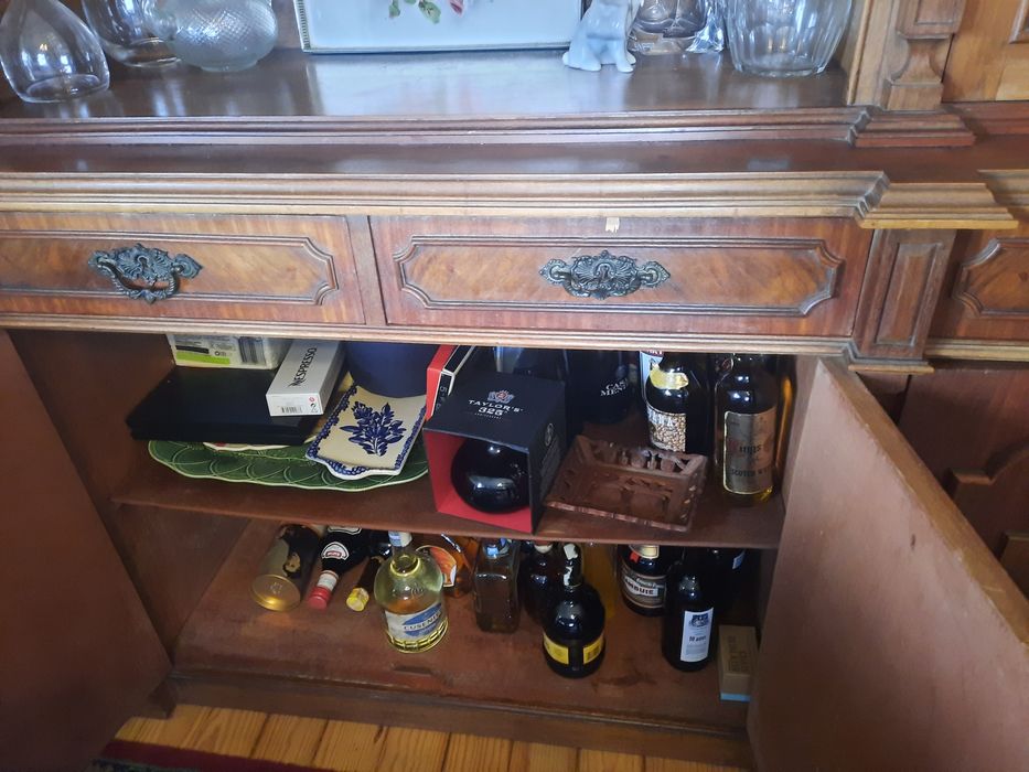 Cristaleira em mogno