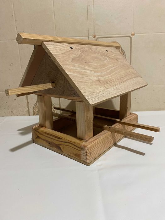 Годівничка дерев'яна для птахів