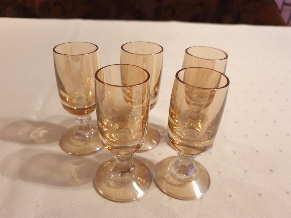 Komplet złotych kieliszków na stopce