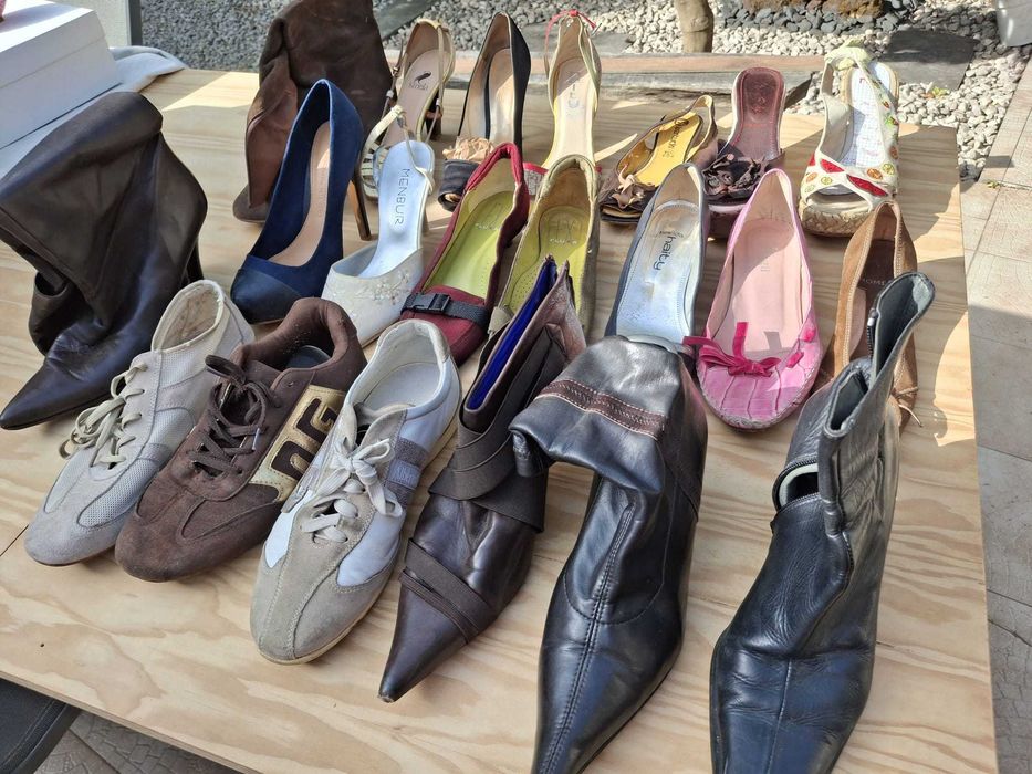 Vários sapatos (botins, botas, sandálias, sapatos, sapatilhas)