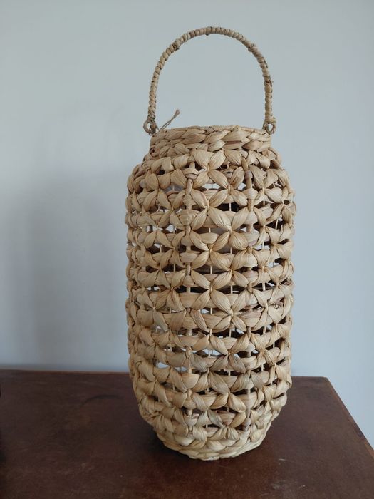 Lanterna decorativa Homa SAND bege em jacinto 47cm.