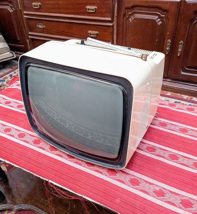 Televisão Vintage Grundig Triumph 1216 Branca - Raro e Colecionador