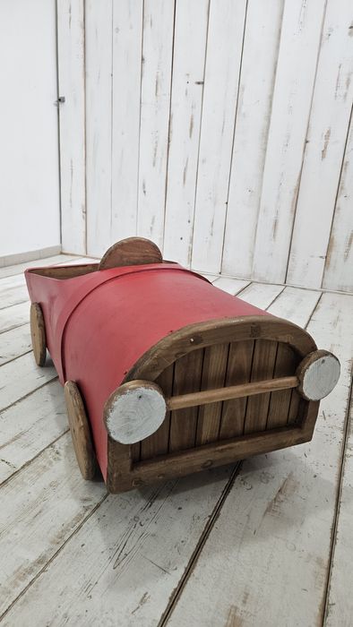 Carro vermelho em madeira