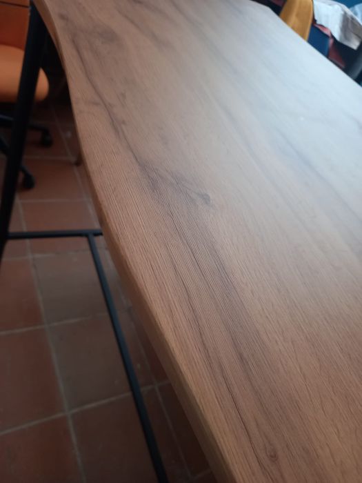 Mesa alta de bar em madeira e ferro