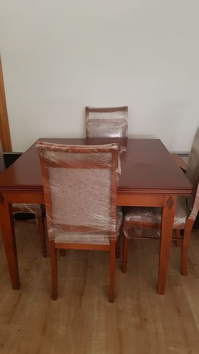 Mesa extensivel em cerejeira 1,10x2,20 + 4 cadeiras