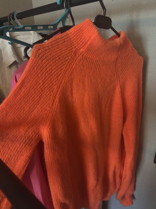 Помаранчевий светрик -хмарка