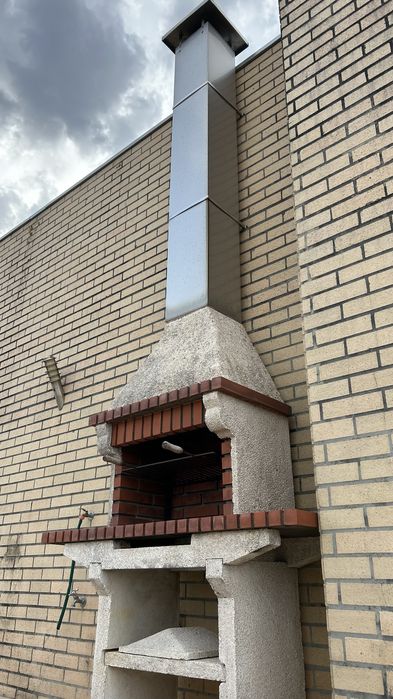 Churrasqueira de Jardim com chaminé em inox já desmontada, em bom estado de conservação