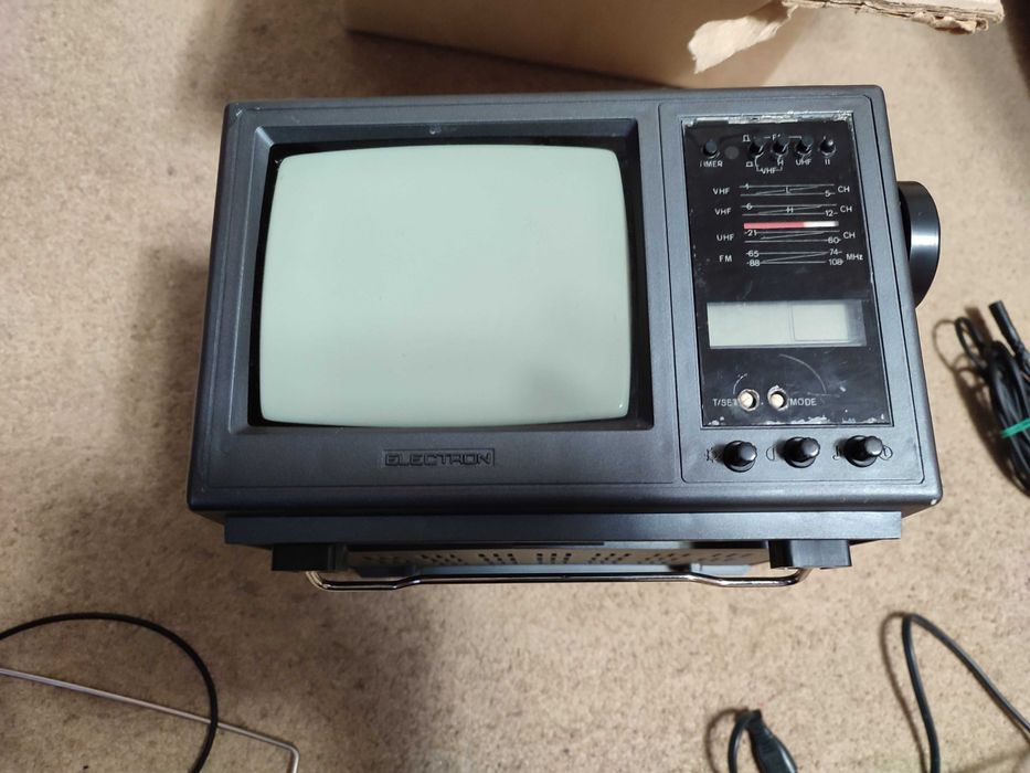 Телевизор - радио портативный Електрон 16ТБ-400Д  состояние нового.
