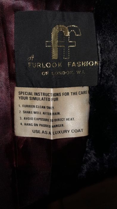 Casaco vintage preto gola e mangas em pelo