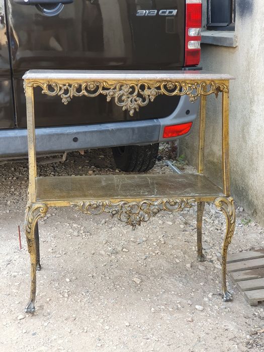 Credencia com Pés e Trabalhados em Bronze