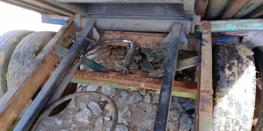 Vendo reboque agrícola matrículado  (tipo estrado pronto socorro) )