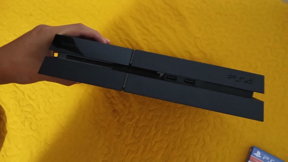 PS4 com dois comandos, uma capa para comando e jogos64740226593793124