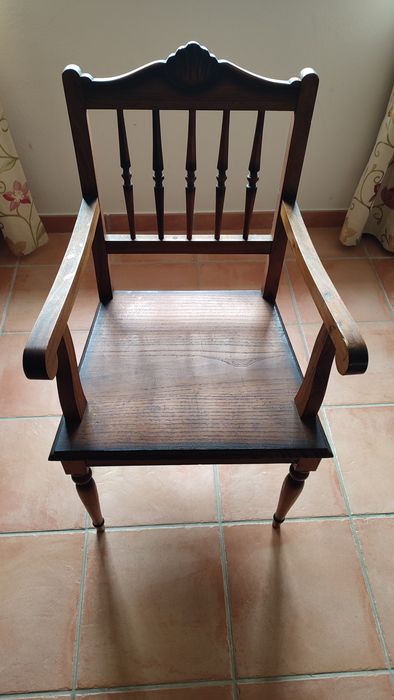 Cadeirão antigo de madeira