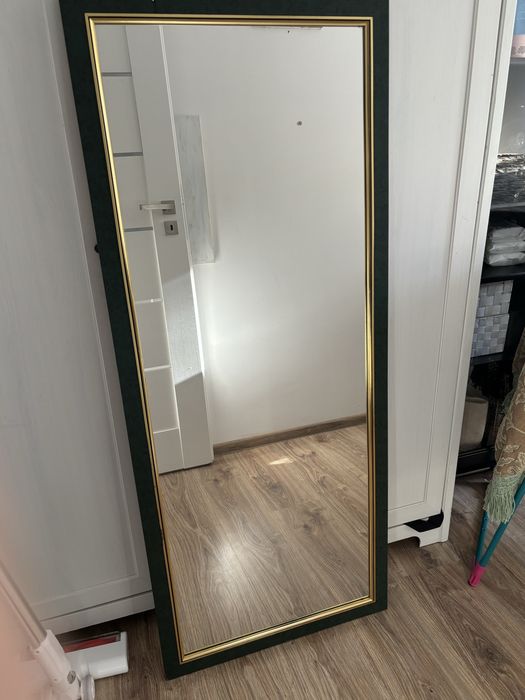 Stare lustro w zielonej ramie