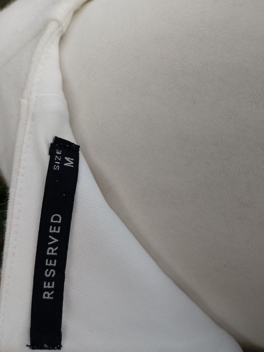 Elegancka mała czarna biała sukienka dekolt V wełna Reserved S M