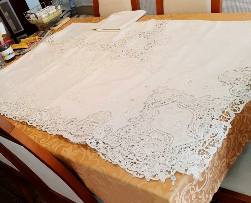 Vende-se toalha bordada em linho da ilha da Madeira