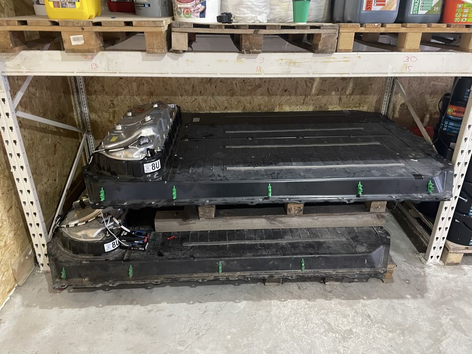 Акумулятор Tesla 61 кВт