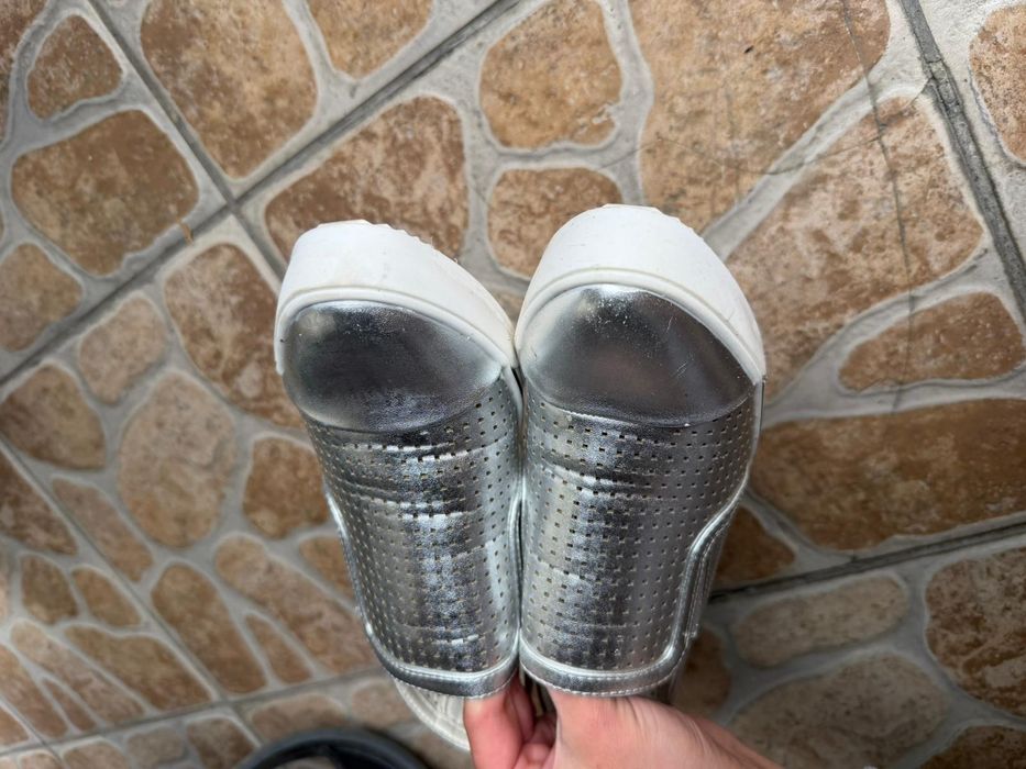 Buty srebrne na koturnie 39