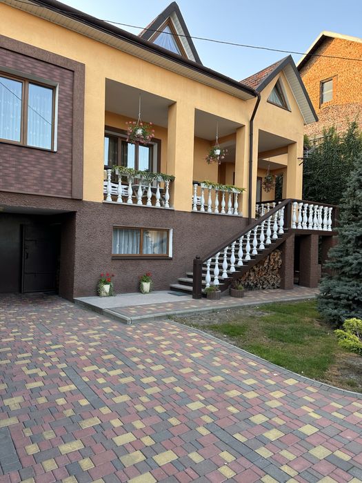 Продаються два будинки на одній ділянці