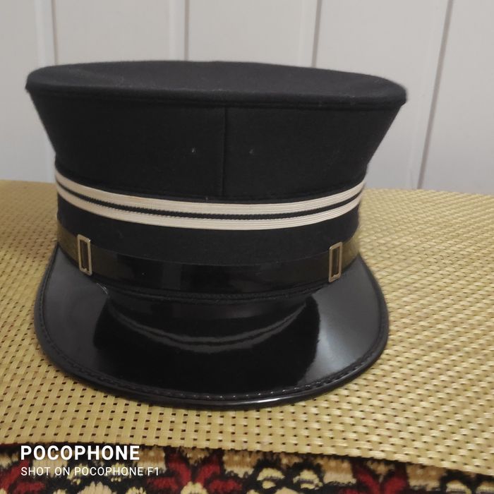 Фуражка швейцарського поліцейського і берет.