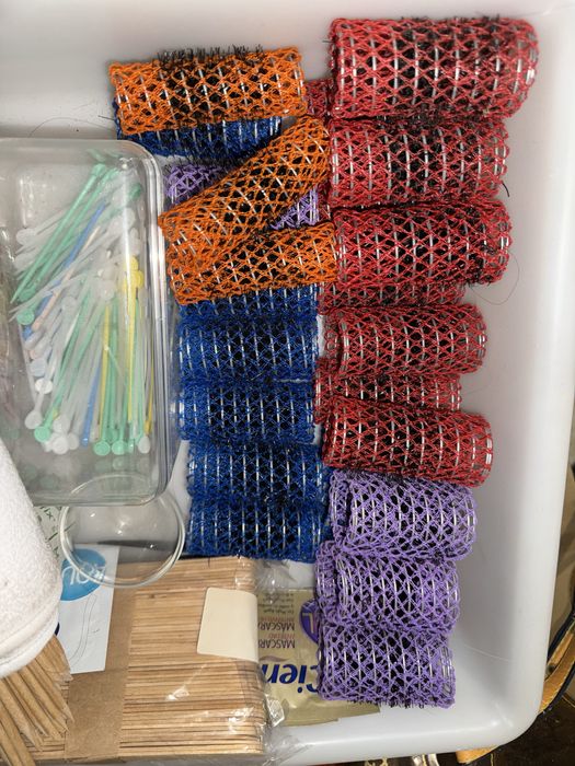 Lote de material de cabeleireiro – rolos, pinças, velas, e mais!