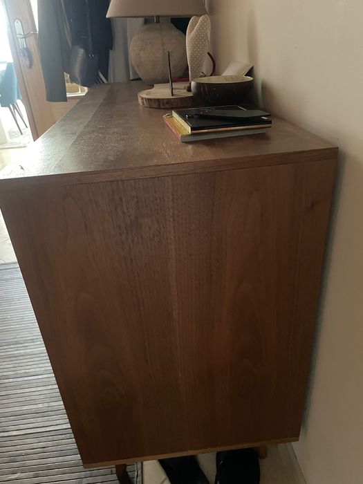 Aparador madeira e portas amarela e vermelha