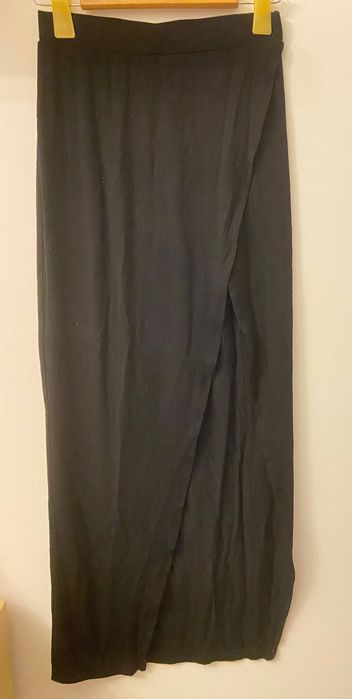 Saia preta comprida e fluida com racha