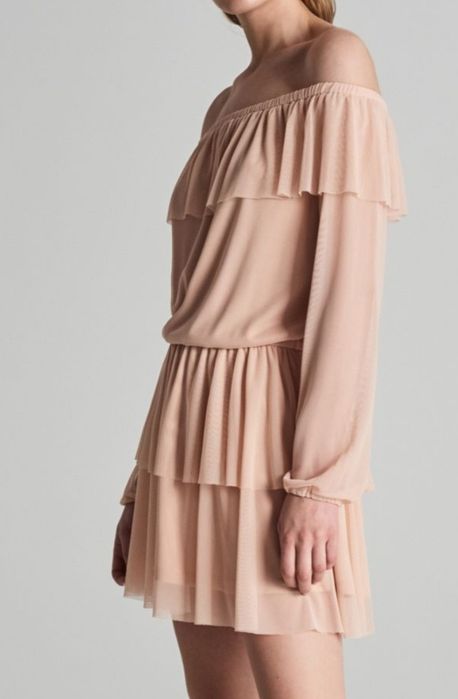 Sukienka z odkrytymi ramionami