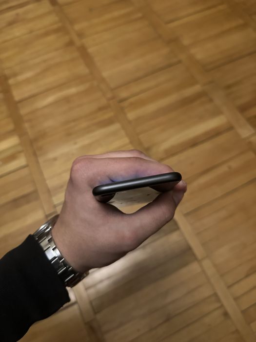 Продам iPhone 8 64gb Black