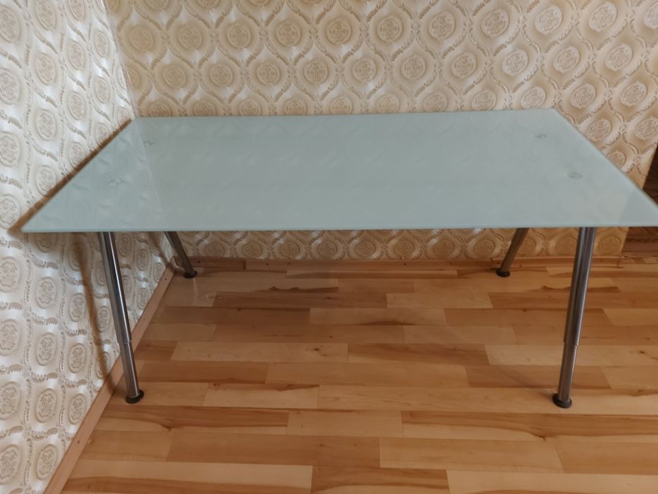 Большой современный стол