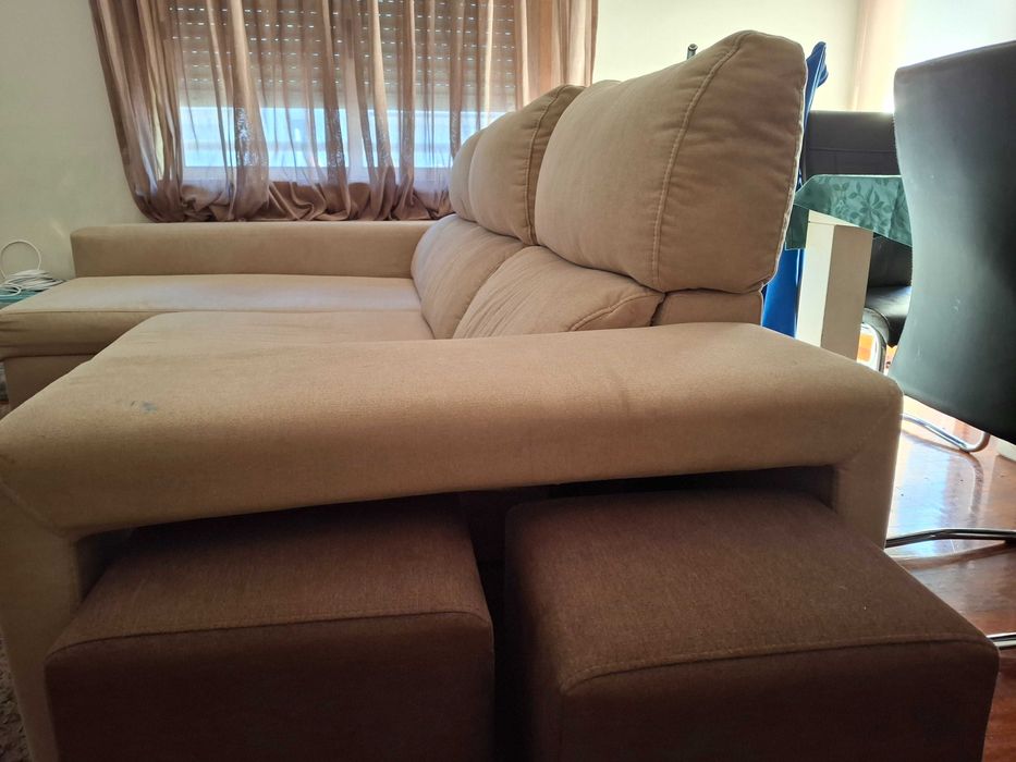 Sofa com chaiselong e 2 puffs