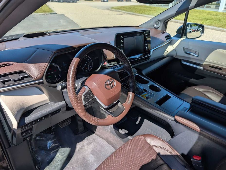Toyota Sienna Platinum 7-Passenger      2023