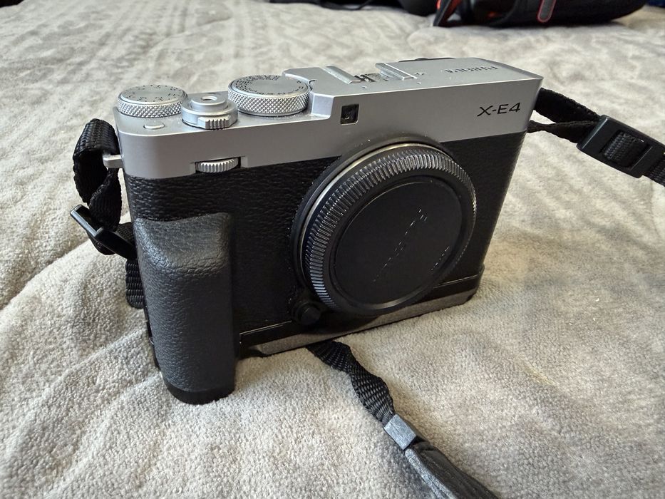 FUJIFILM X-E4 + Objetiva XF18-55MM F2.8-4 R LM OIS ( COMO NOVA )