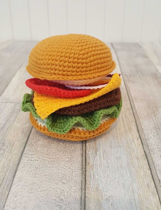 Szydełkowy burger z frytkami plus pizza gratis, wyprzedaż