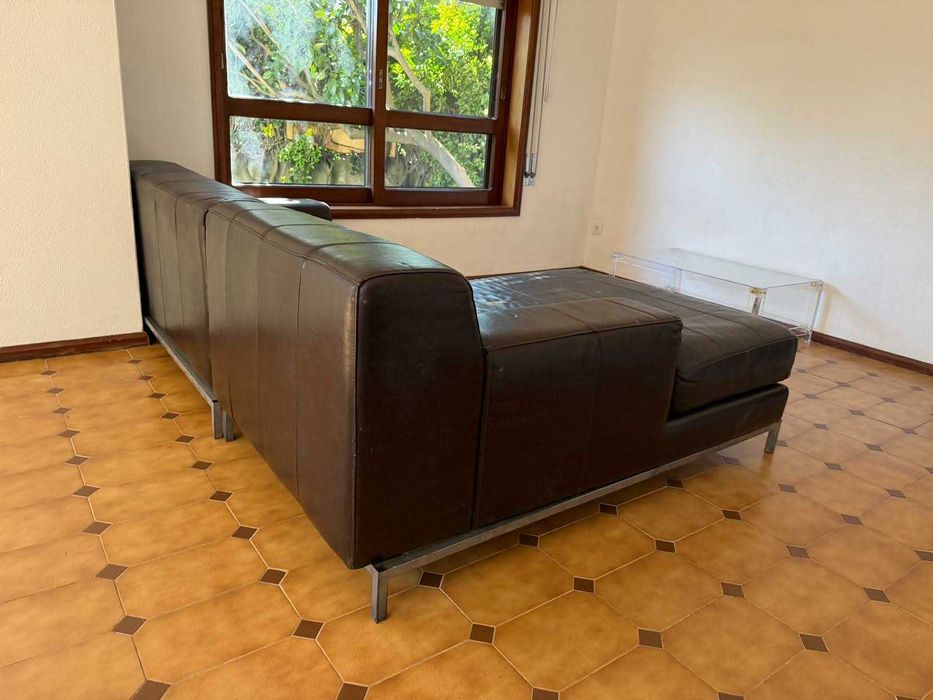 Sofá em pele com chaise longue
