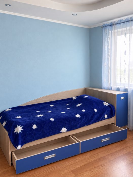 Меблі в дитячу, дитяче ліжко, письмовий стіл