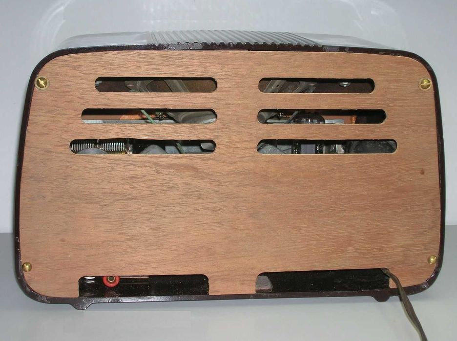 Rádio antigo (1949) a válvulas General Electric mod. X257, restaurado.