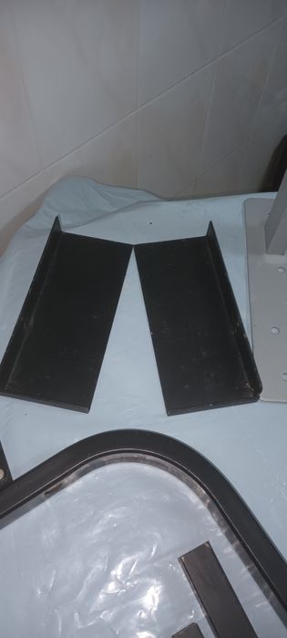 Wall-mounted TV brackets, used but in good condition.64284416941827122