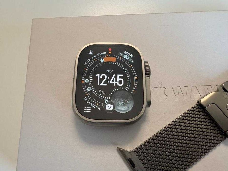 Apple Watch Ultra 3, titânio preto, bracelete Milanese Loop