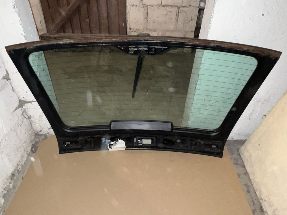 E39 tylna szyba klapa